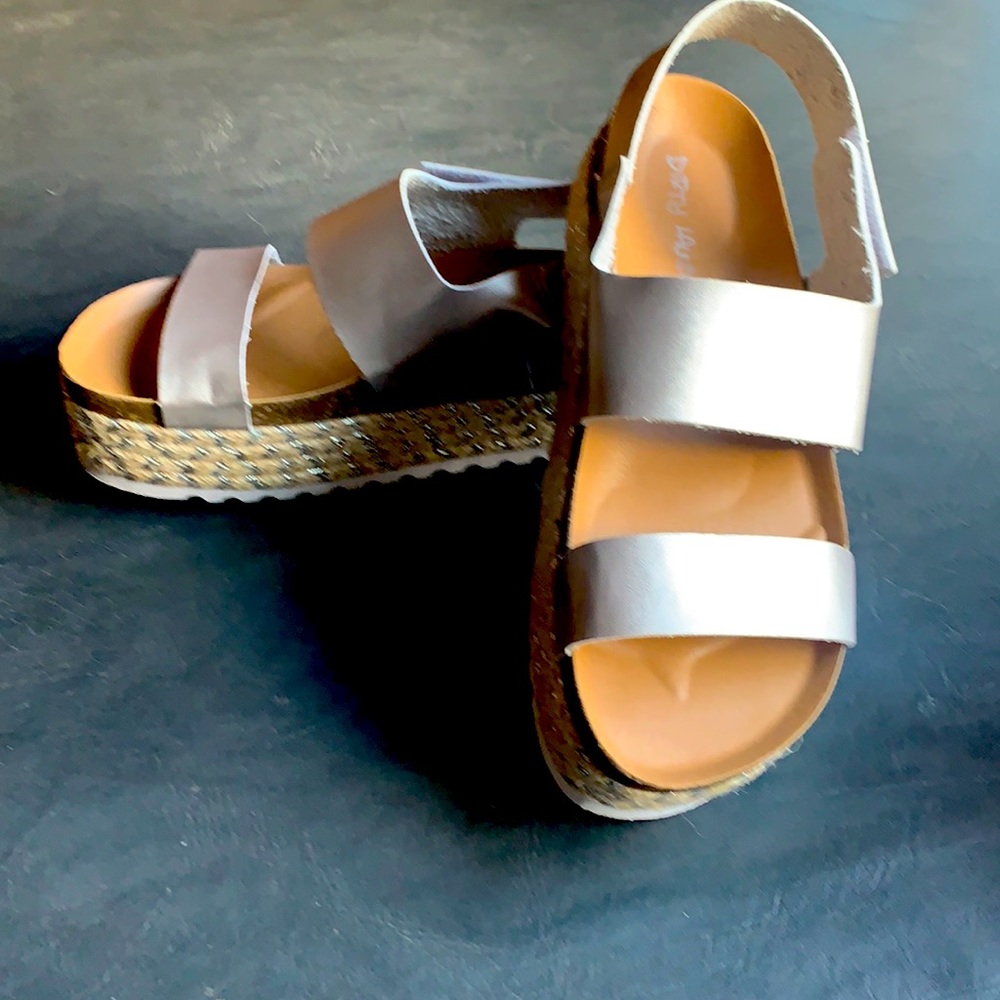 Ladies Platform sandals! Silver leather Size 8 1/2